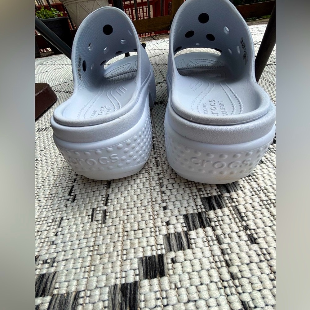 CROCS Light Gray Platform Clogs with Fun Charms in excellent condition M 5. /W 7 - Picture 5 of 11